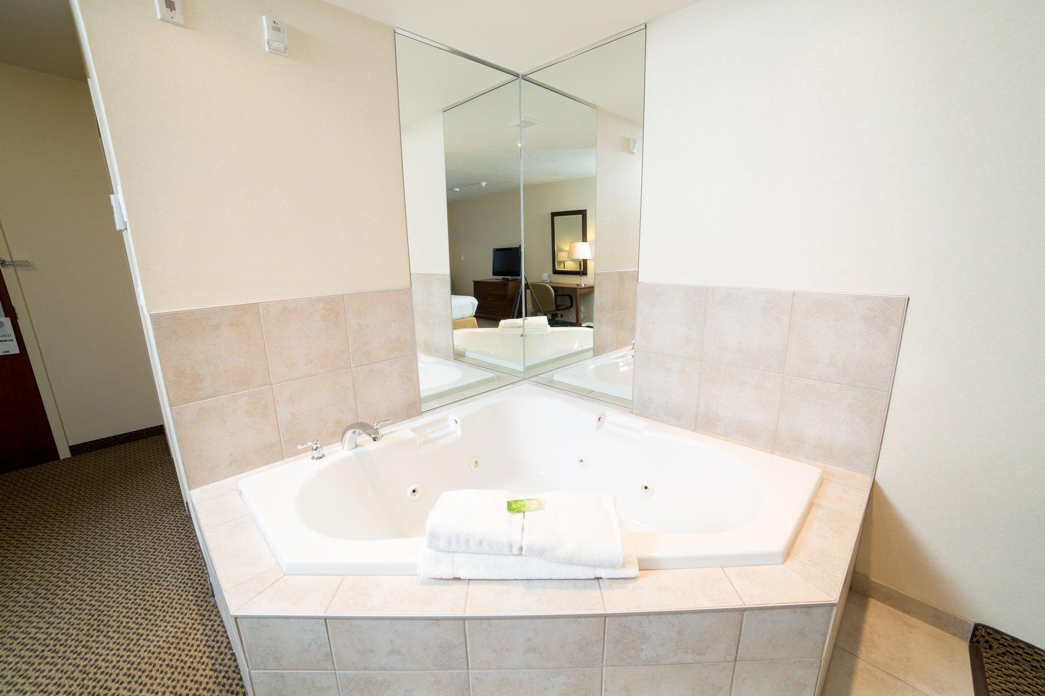 Фото Holiday Inn Express & Suites Drayton Valley