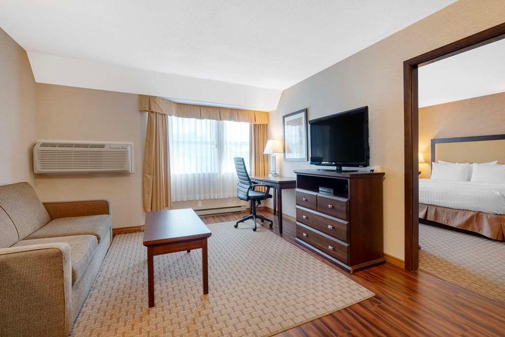 Фото Best Western Plus Emerald Isle Hotel