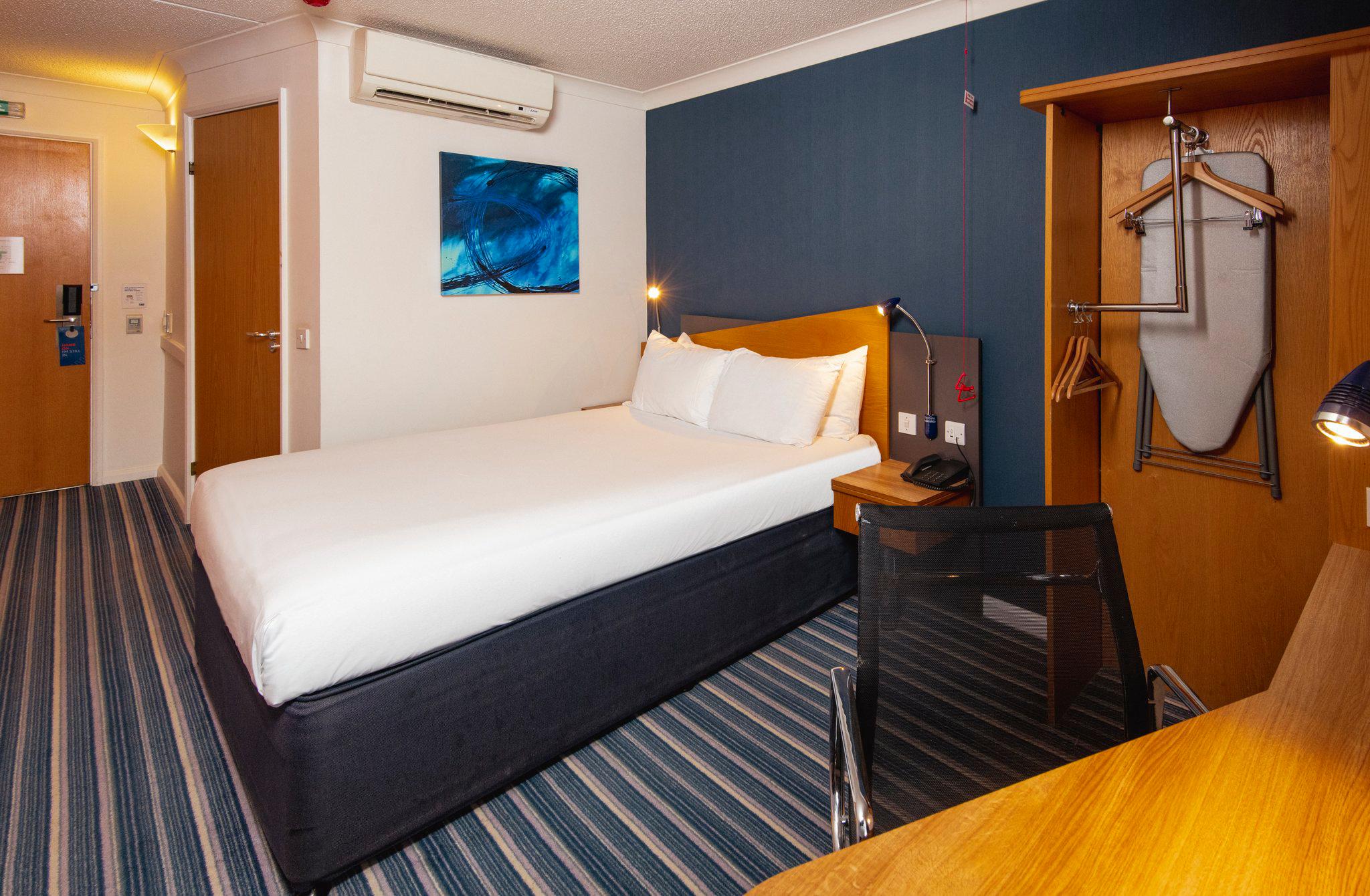 Фото Holiday Inn Express London Chingford