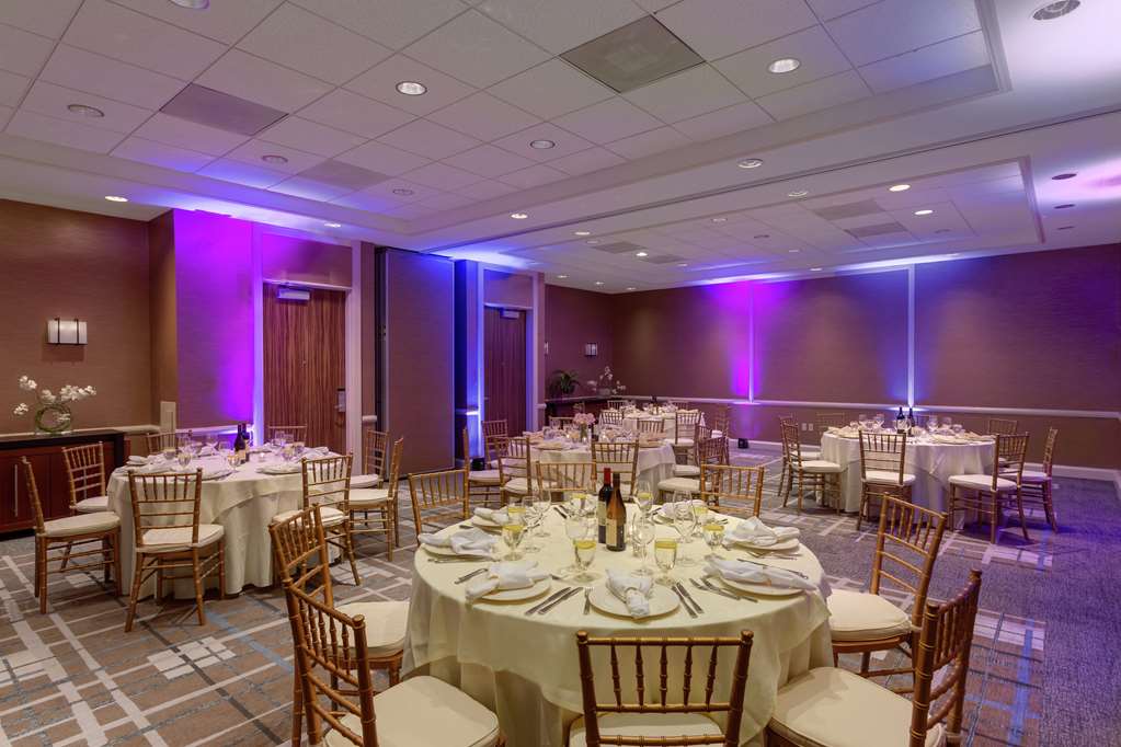 Фото DoubleTree Suites by Hilton Hotel Boston - Cambridge