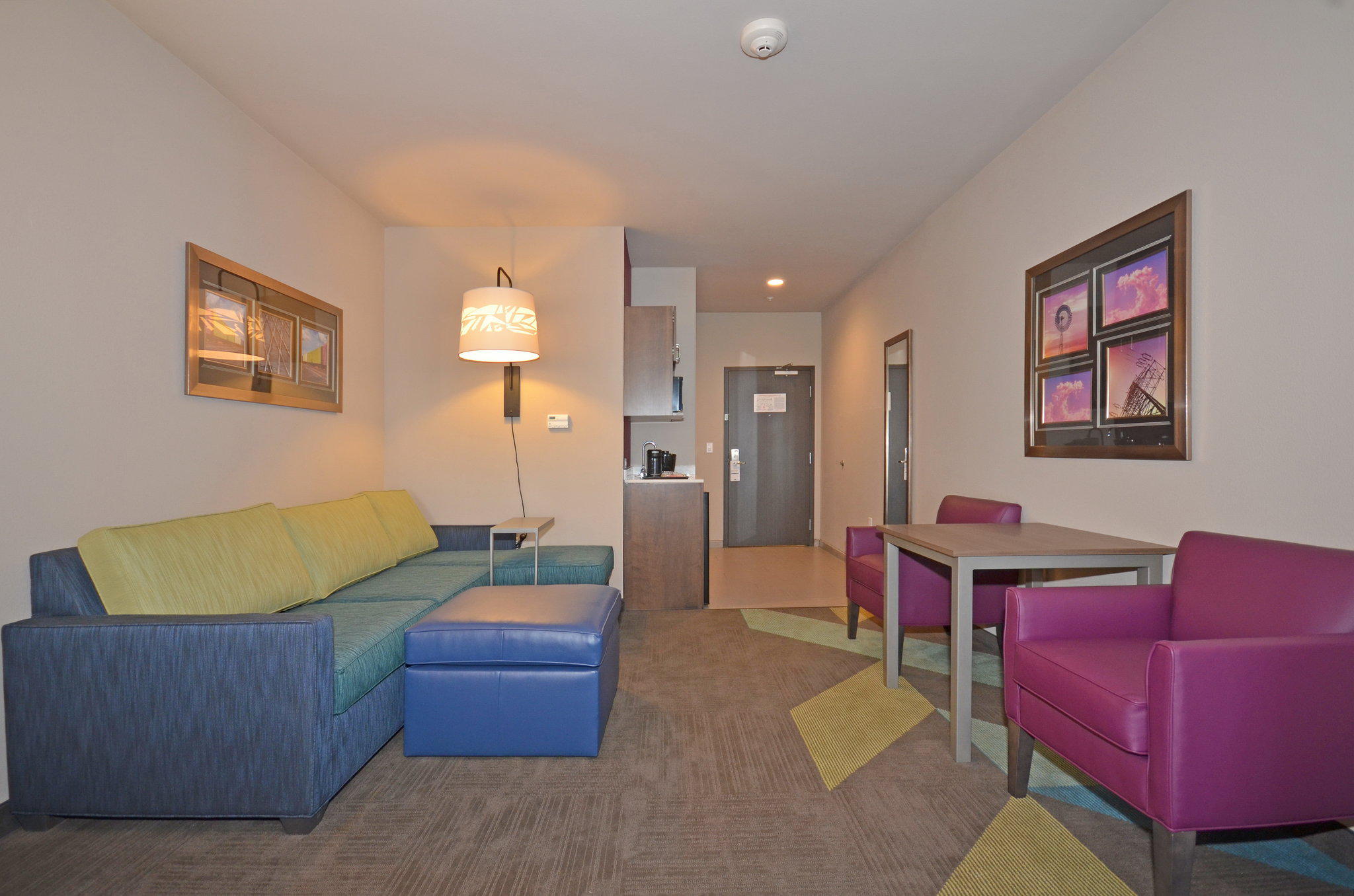 Фото Holiday Inn Express & Suites Oklahoma City Mid - Arpt Area, an Ihg Hotel