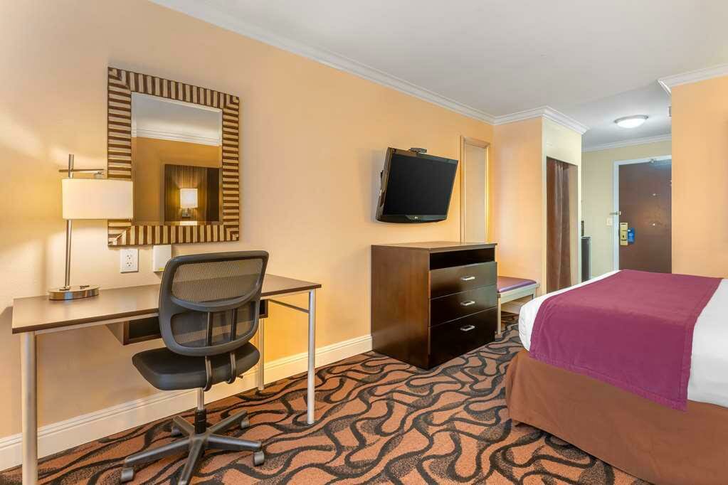 Фото Best Western Plus Airport Plaza