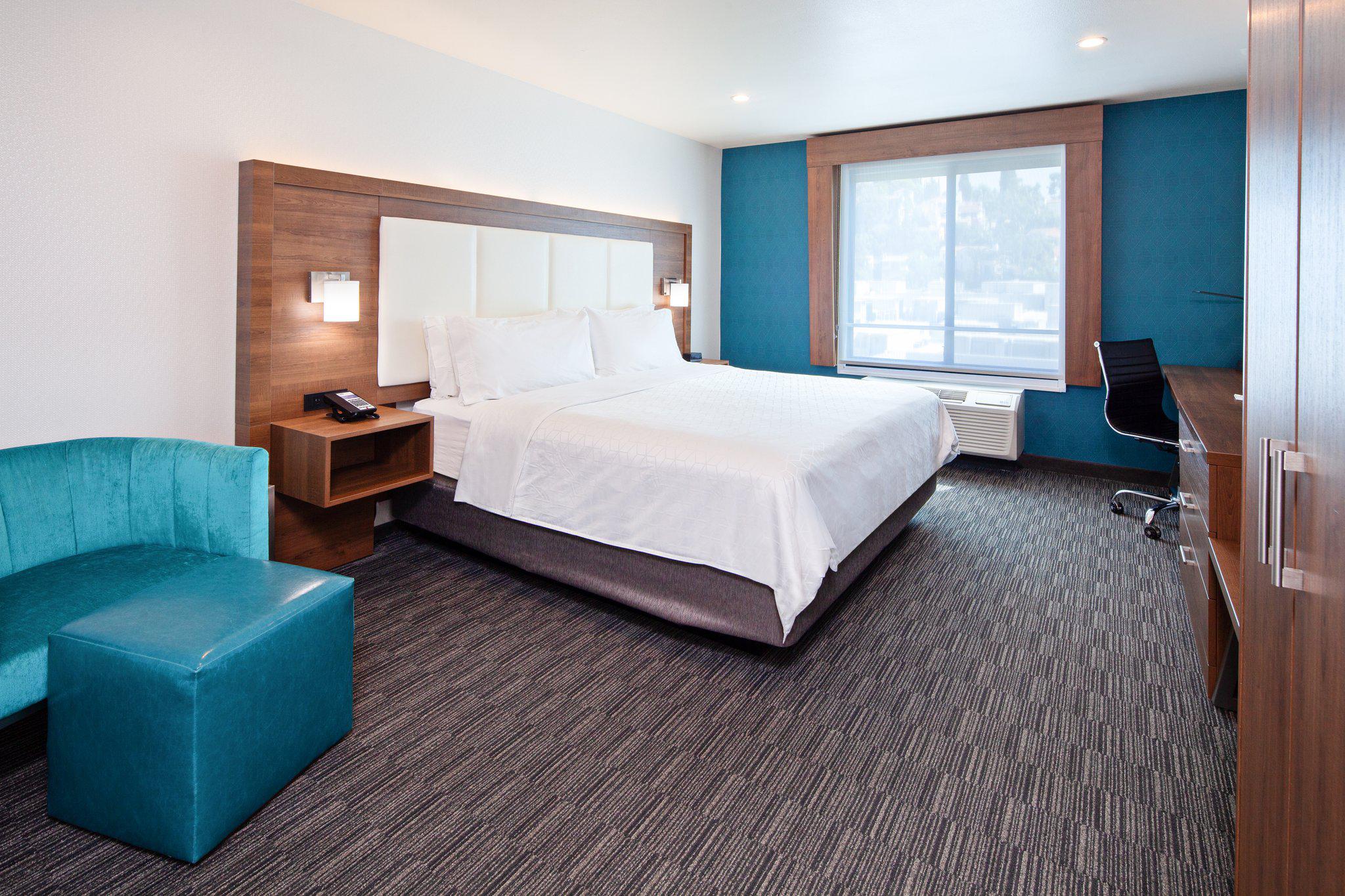 Фото Holiday Inn Express Hotel & Suites Hollywood Walk of Fame, an IHG Hotel