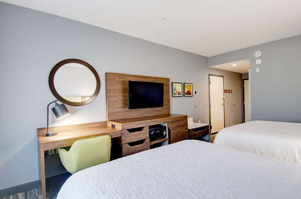 Фото Hampton Inn & Suites Portland West