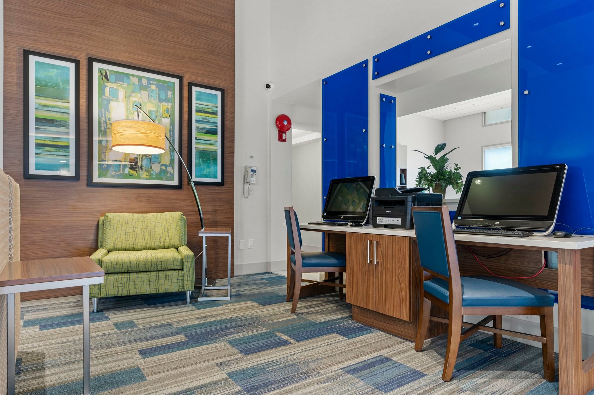 Фото Holiday Inn Express & Suites Surrey, an Ihg Hotel