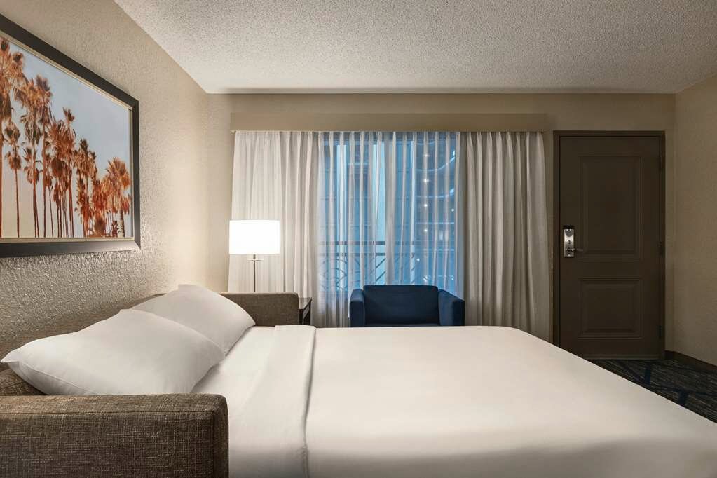 Фото Embassy Suites by Hilton Miami International Airport