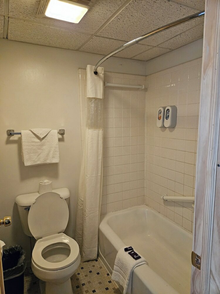 Фото Knights Inn Mackinaw City