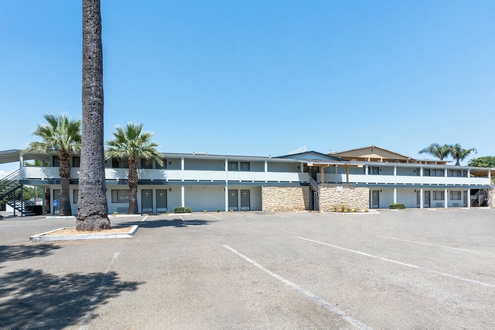 Фото Bonanza Inn & Suites