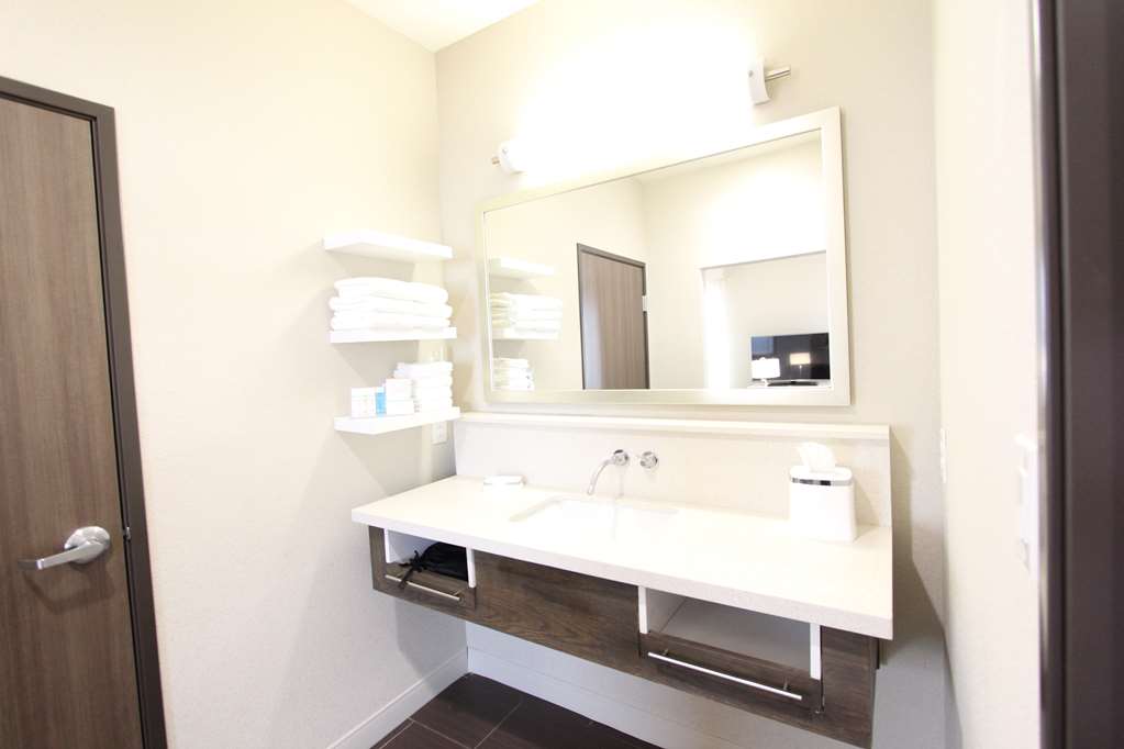 Фото Hampton Inn & Suites Dallas Market Center