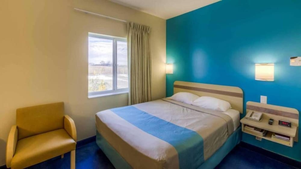 Фото Motel 6 Estevan Sk