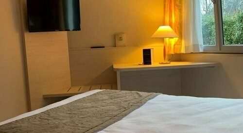 Гостиница Logis Hotel L'Embarcadere в Нантюа