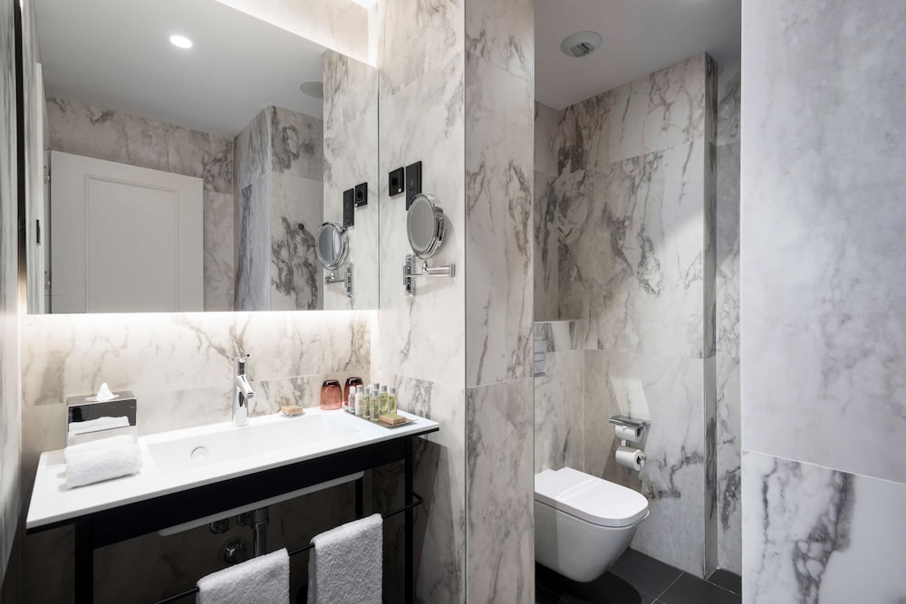 Фото DoubleTree by Hilton Madrid - Prado