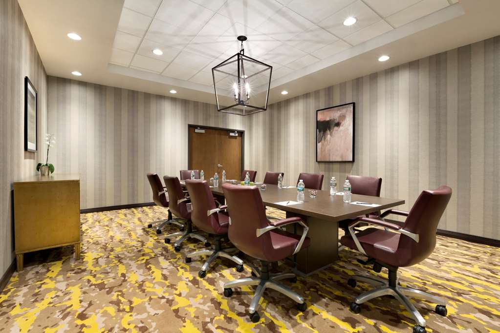 Фото Hilton East Brunswick Hotel & Executive Meeting Center