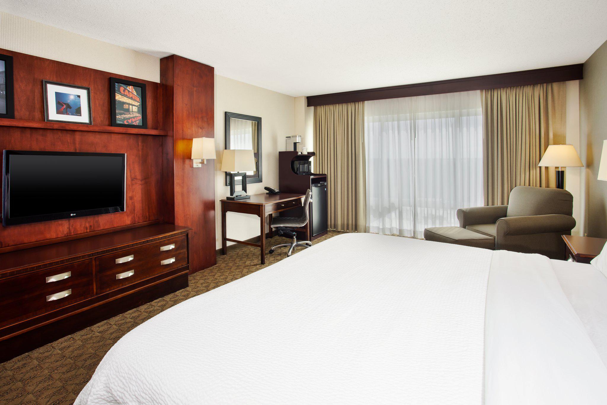 Фото Holiday Inn University Plaza-Bowling Green, an Ihg Hotel