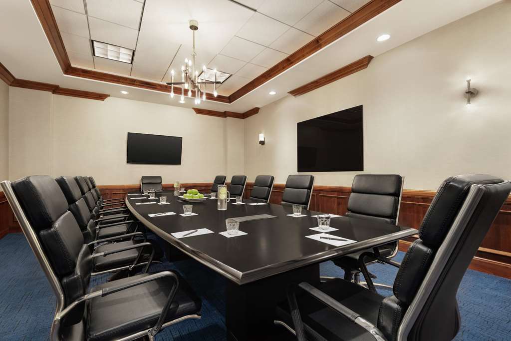 Фото Embassy Suites by Hilton Denver International Airport