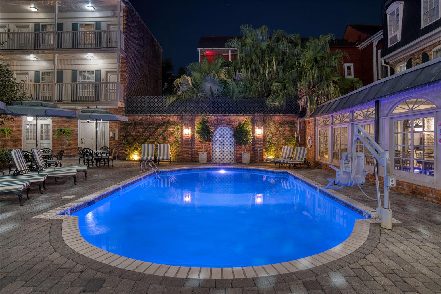 Фото Best Western Plus French Quarter Courtyard Hotel