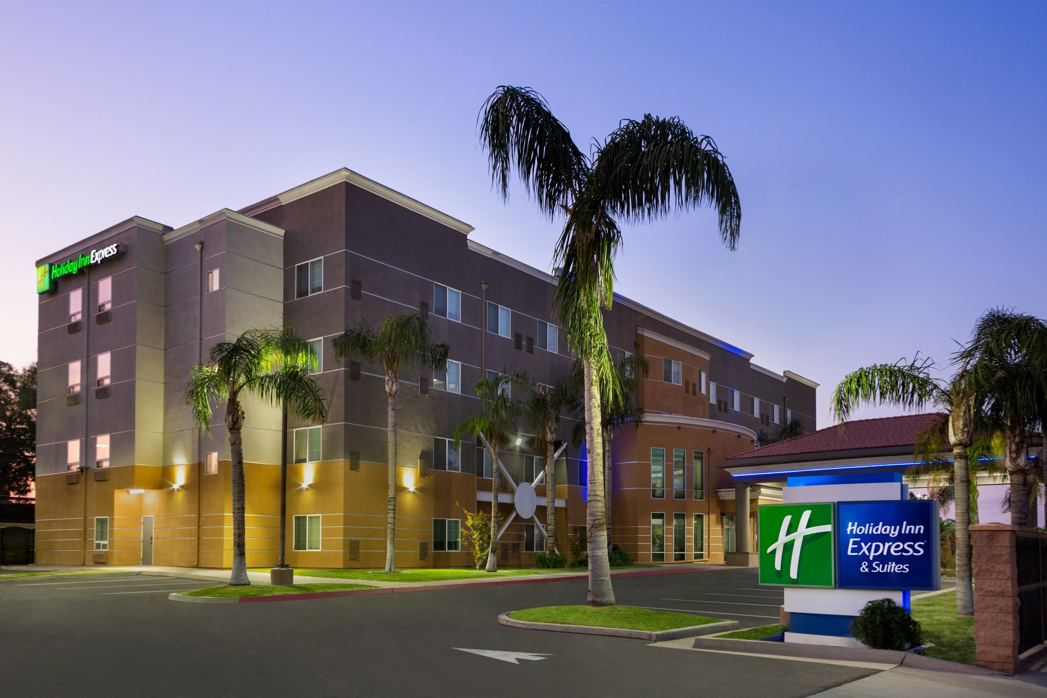 Фото Holiday Inn Express and Suites Bakersfield Central, an Ihg Hotel