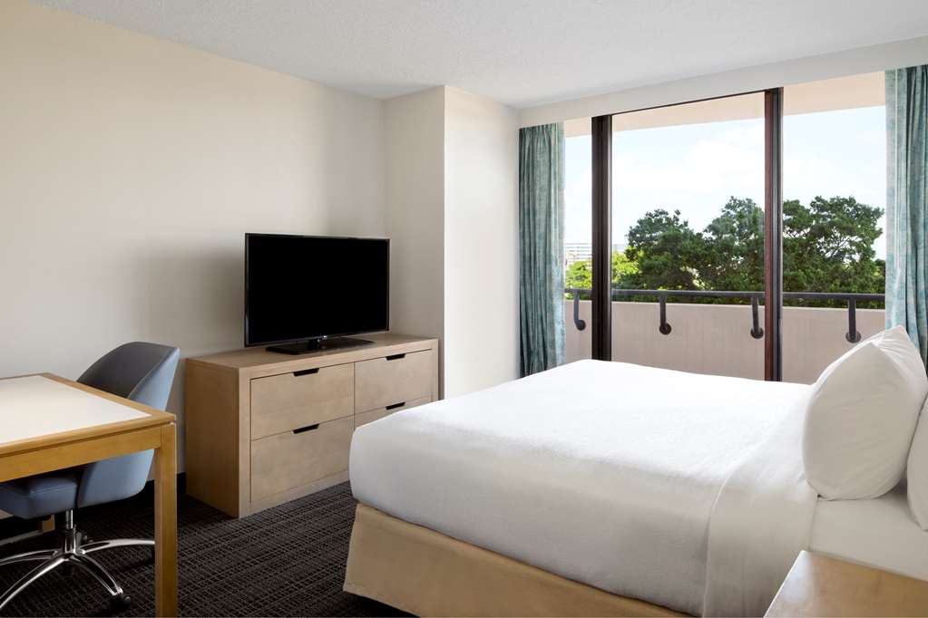Фото Embassy Suites by Hilton Tampa Airport Westshore