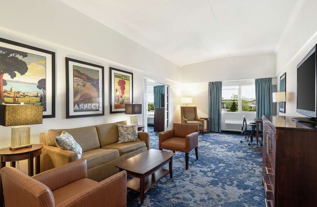 Фото Doubletree by Hilton Cape Cod - Hyannis