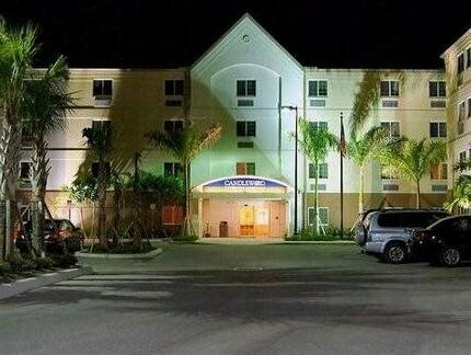 Гостиница Candlewood Suites Fort Myers Sanibel Gateway, an Ihg Hotel в Форте Майерсе