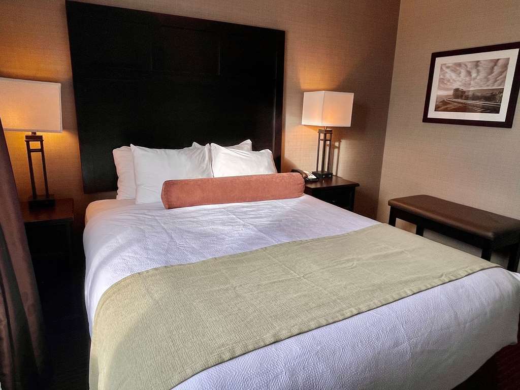 Фото Best Western Plus Okotoks Inn & Suites