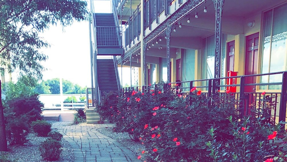 Фото Airport Waterfront Inn