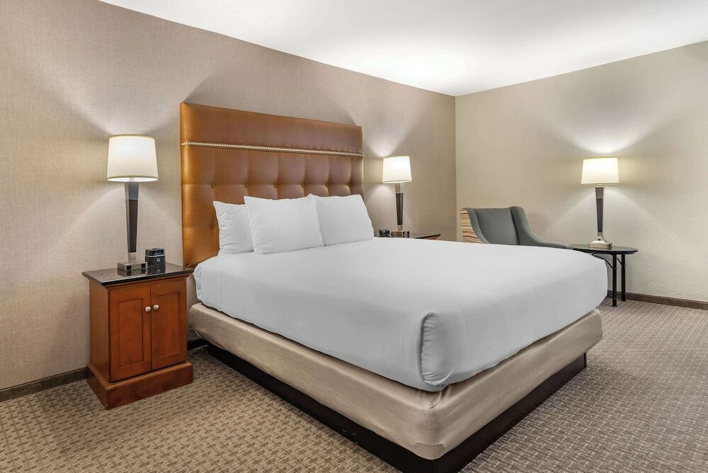 Фото Drury Inn & Suites Atlanta Airport