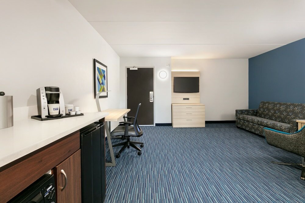 Фото Holiday Inn Express Hotel & Suites Norfolk Airport