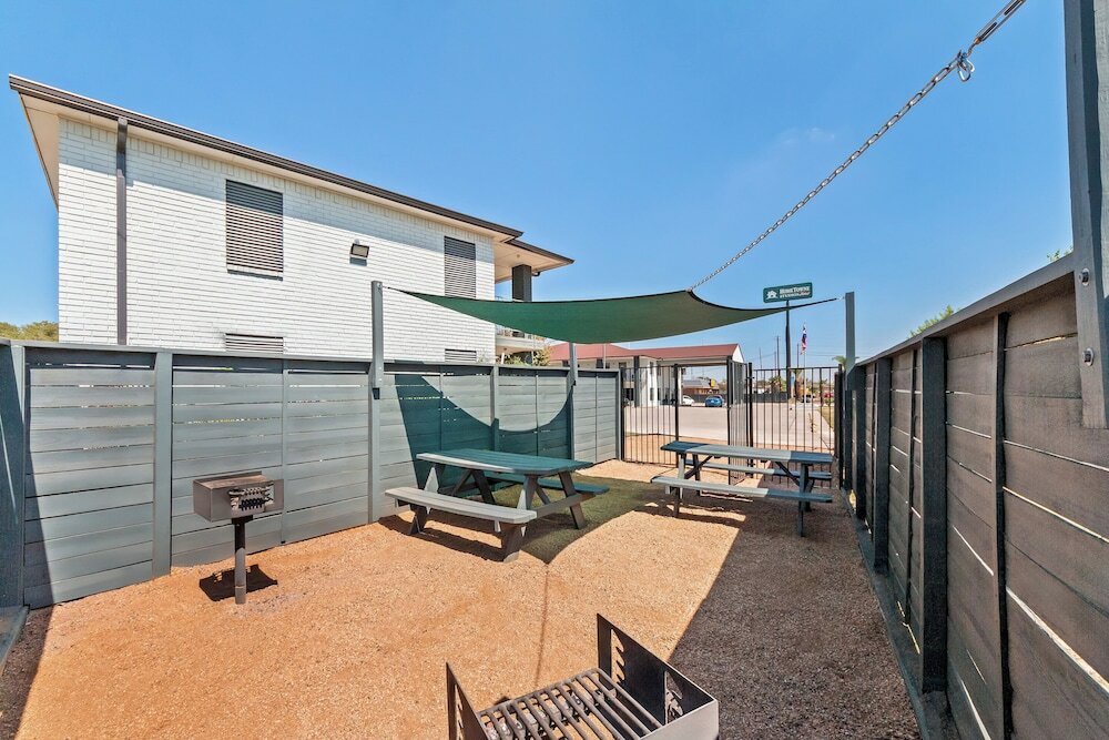 Фото HomeTowne Studios by Red Roof San Antonio E - Near At&t Center