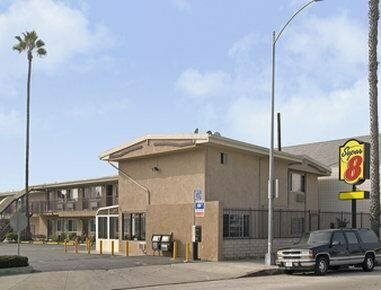 Гостиница Super 8 by Wyndham Los Angeles-Culver City Area в Калвер-Сити