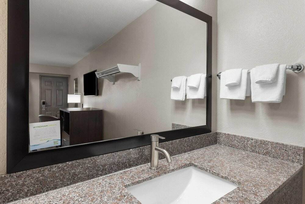 Фото Super 8 by Wyndham Charleston Wv