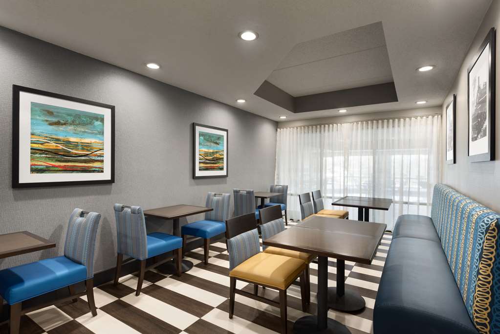 Фото Hampton Inn Appleton Fox River Mall Area