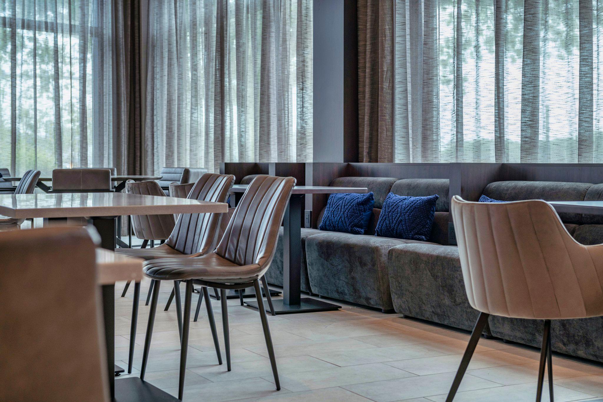 Фото Holiday Inn Express Boston Logan Airport - Revere, an Ihg Hotel