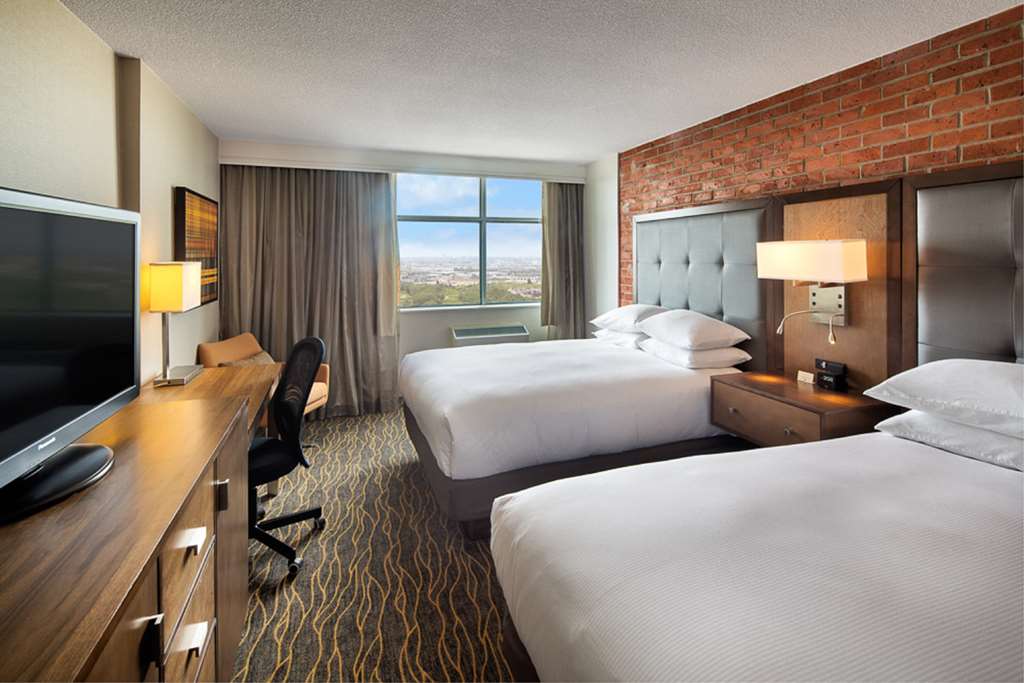 Фото DoubleTree by Hilton Toronto Airport