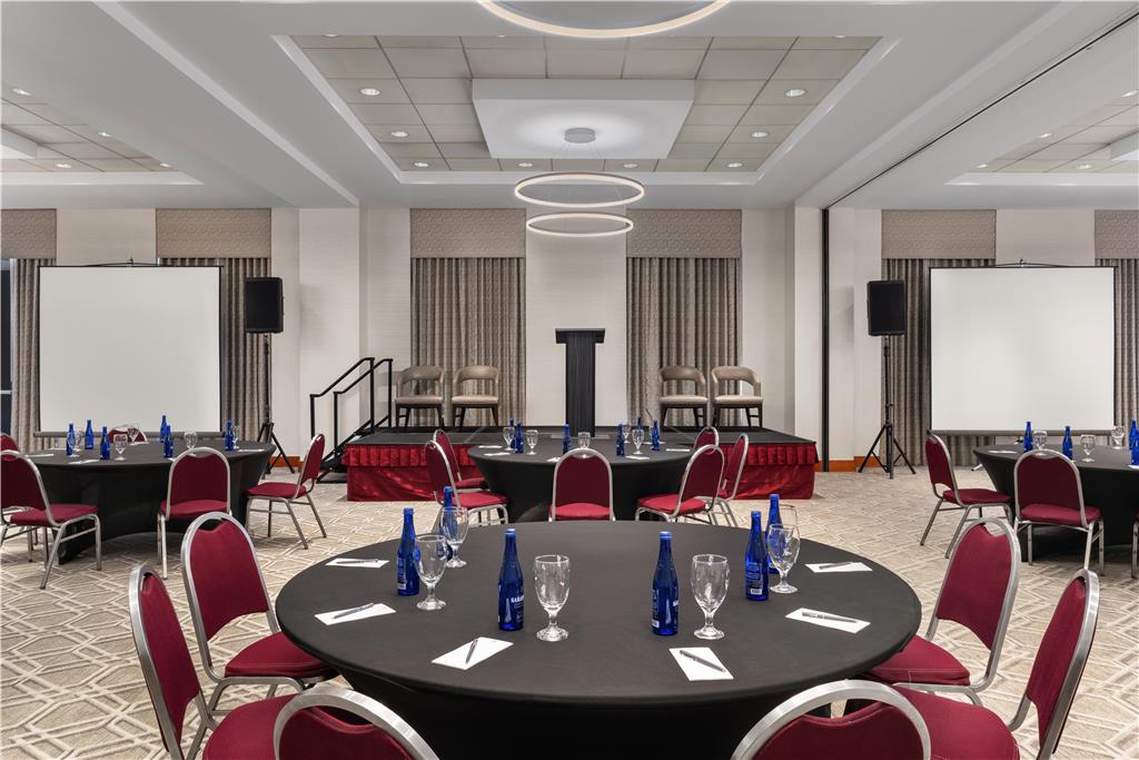 Фото Embassy Suites by Hilton Boston at Logan Airport