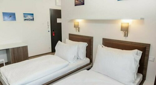 Гостиница Sky Hotel Prague в Гостивице