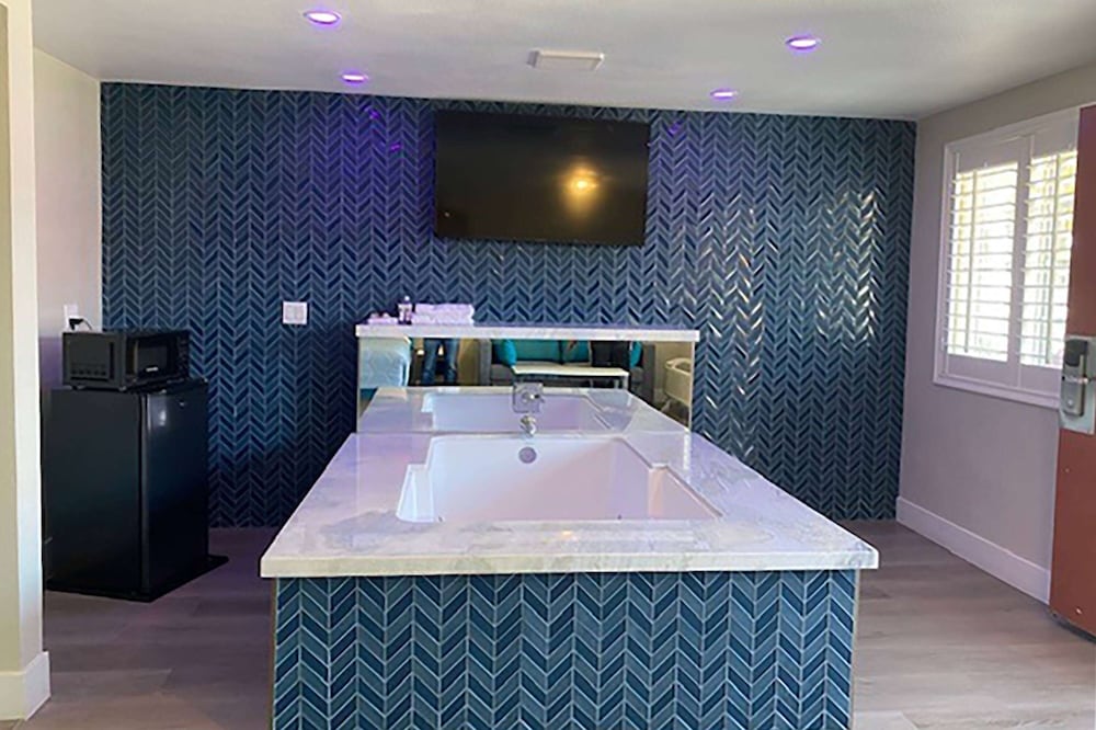 Фото Super 8 by Wyndham Oceanside Downtown