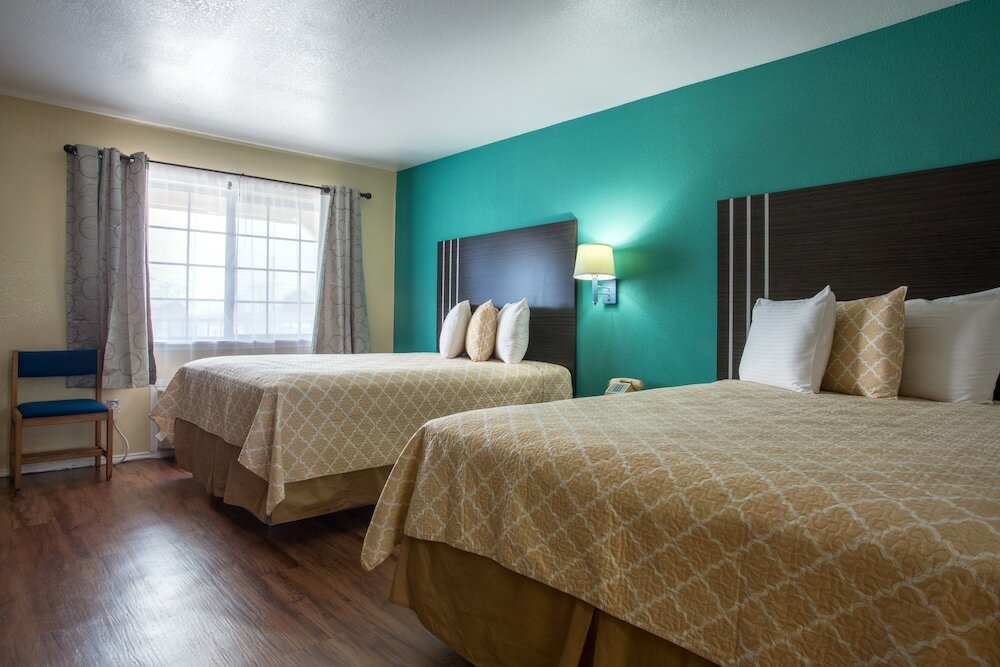 Фото Pinn Road Inn and Suites