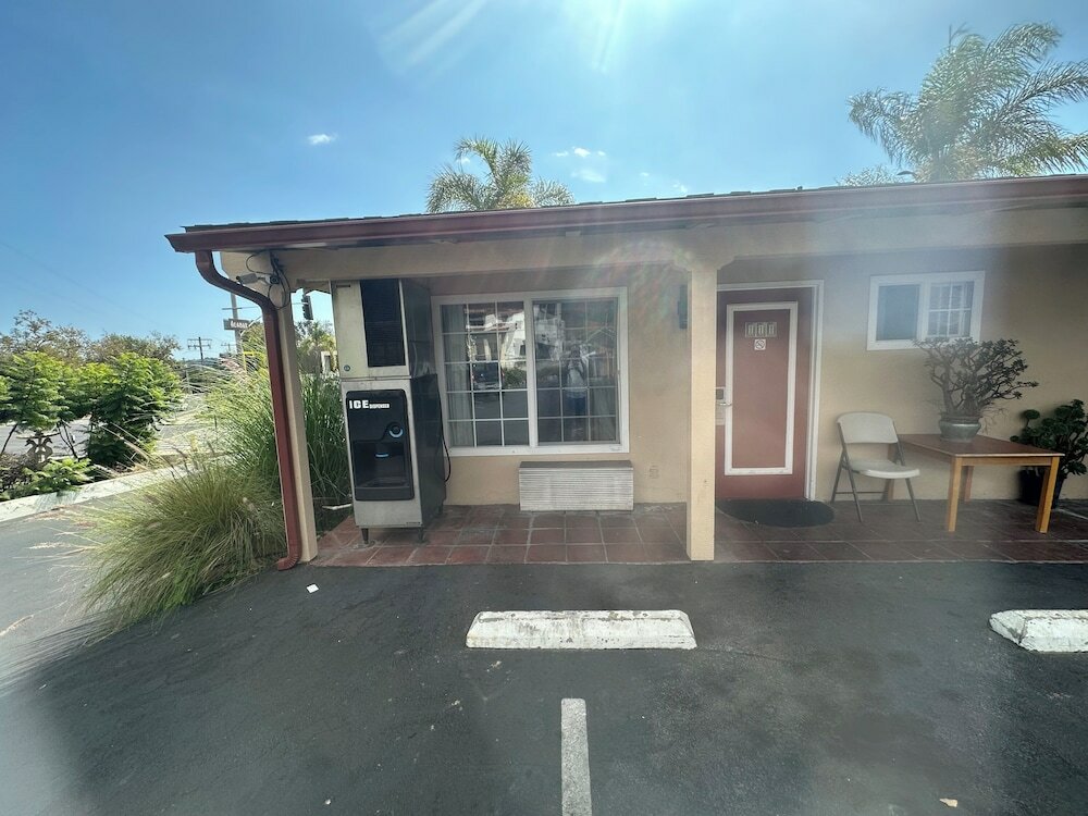 Фото Town and Country Inn
