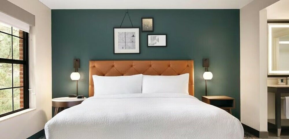 Фото Four Points by Sheraton Raleigh Arena