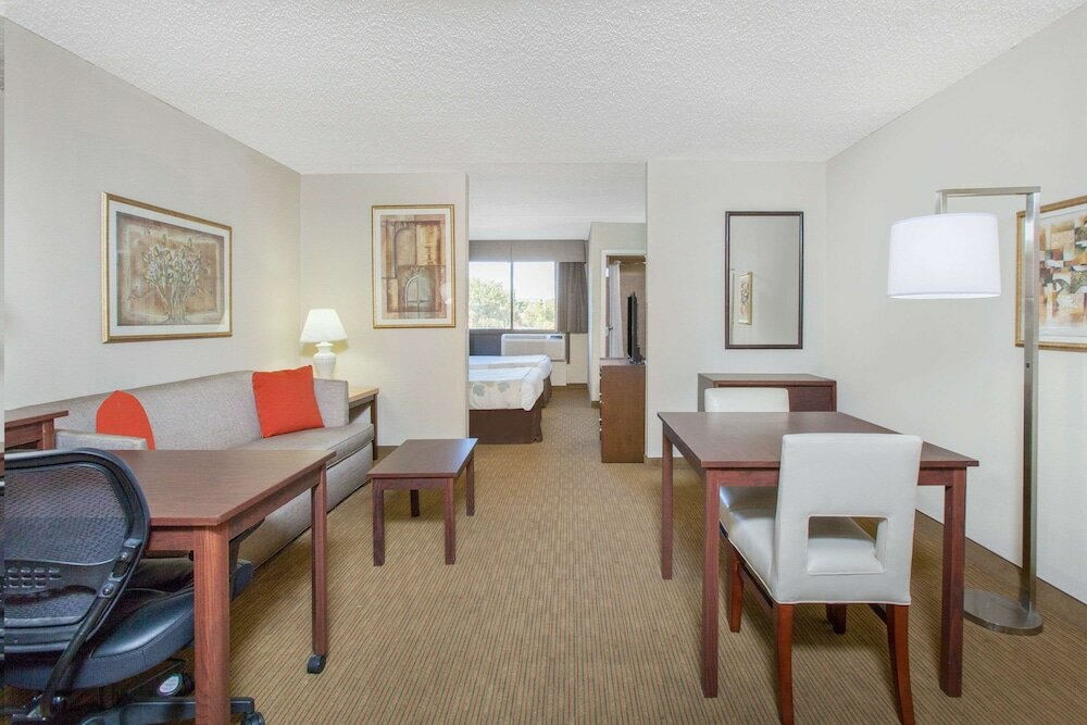 Фото Hawthorn Suites by Wyndham Midwest City Tinker Afb