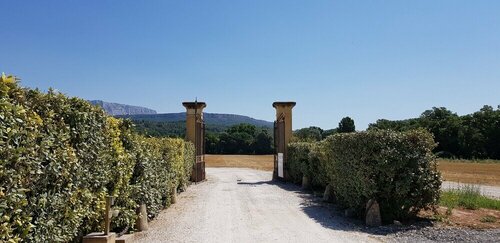 Гостиница Domaine de Valbrillant Chambres d'hôtes в Эксе-ан-Провансе