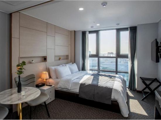 Фото GriffinBay Hotel