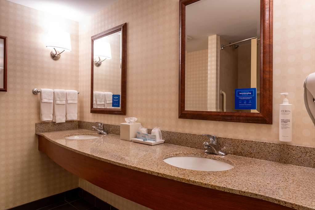 Фото Hilton Garden Inn Manchester Downtown