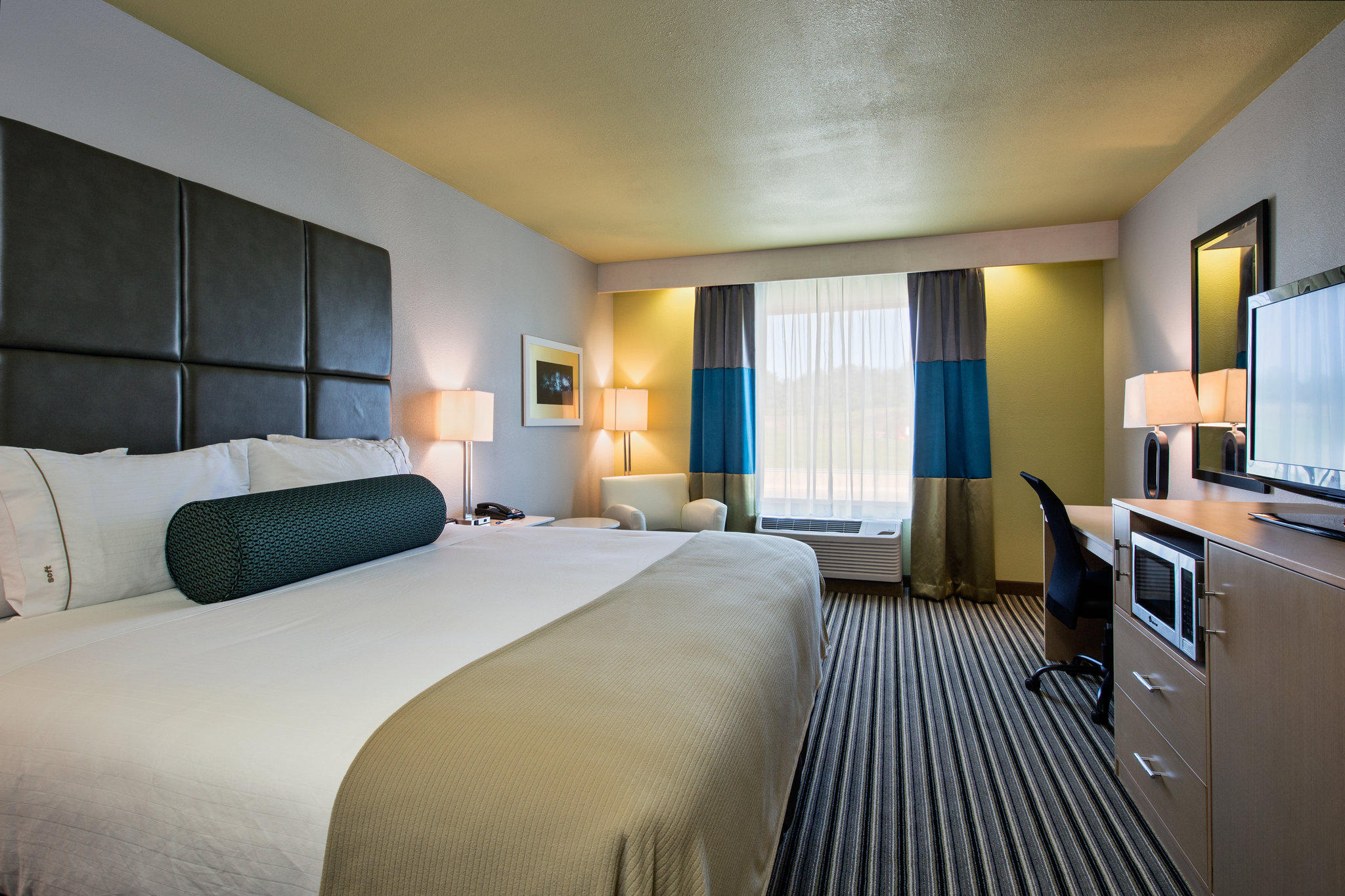 Фото Holiday Inn Express Hotel & Suites, Carlisle-Harrisburg Area, an Ihg Hotel