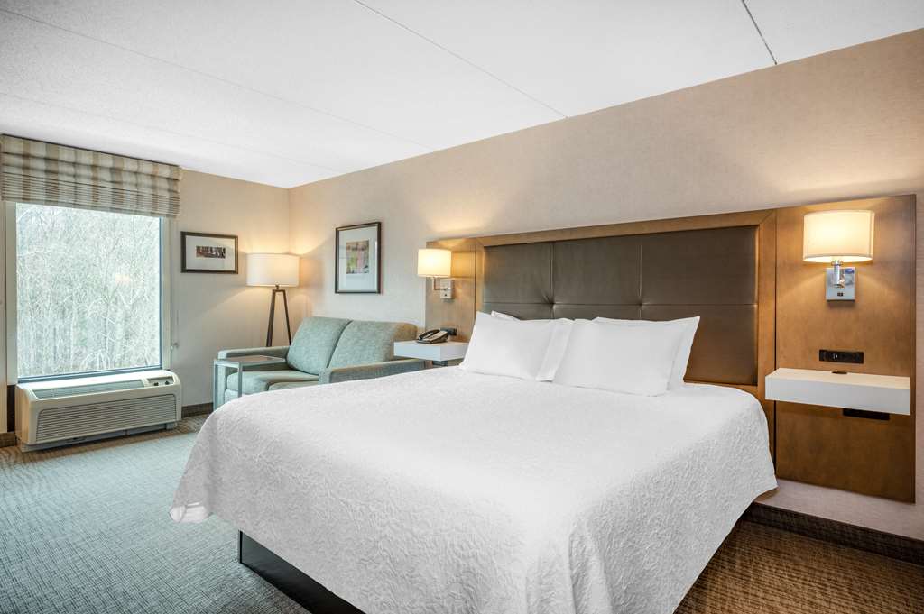 Фото Hampton Inn Raynham Taunton