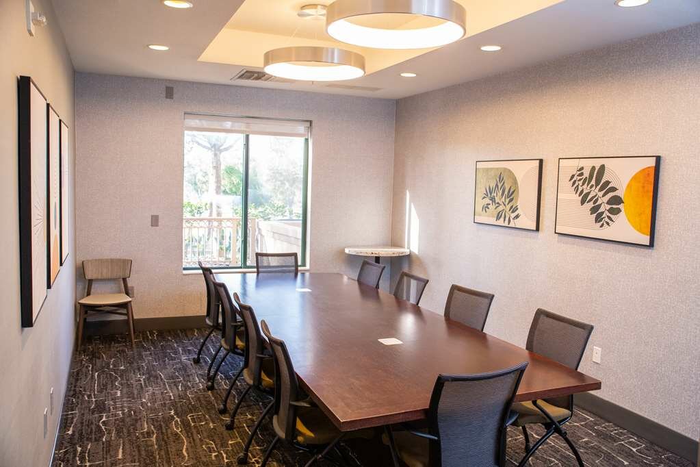 Фото Hilton Garden Inn Los Angeles Montebello