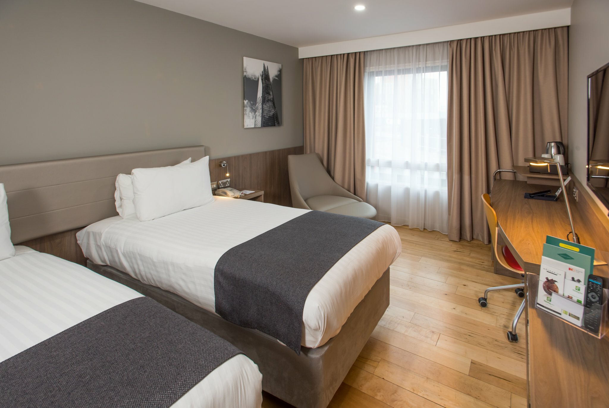 Фото Holiday Inn London - West, an Ihg Hotel