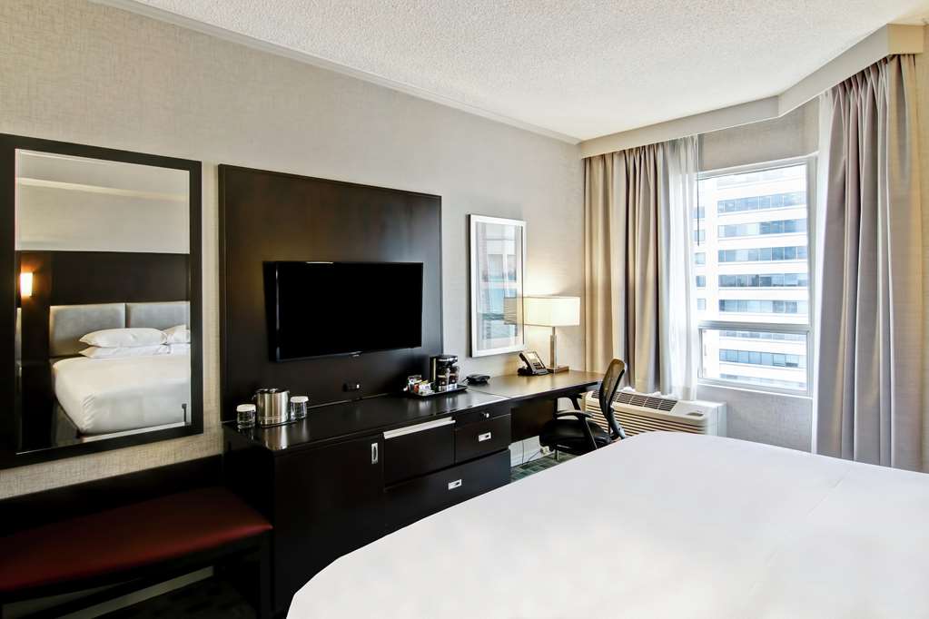 Фото DoubleTree by Hilton Hotel Toronto Downtown