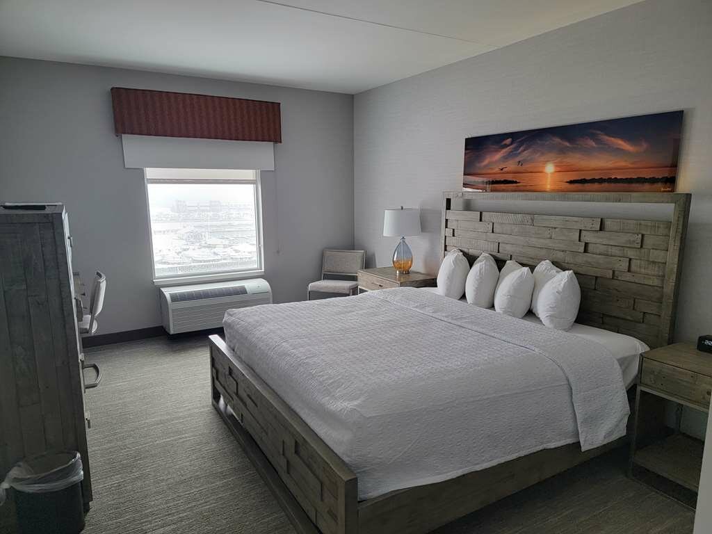 Фото Hampton Inn & Suites Erie Bayfront